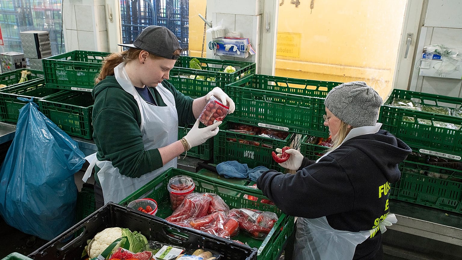 Warensortierung bei der Dortmunder Tafel