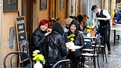 Des Italiens attablés à un restaurant de Rome, le 1er mai 2022.