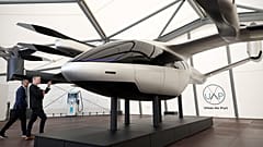 Besucher betrachten ein maßstabsgetreues Modell von Supernal im Urban-Air Port in Coventry