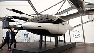 Besucher betrachten ein maßstabsgetreues Modell von Supernal im Urban-Air Port in Coventry