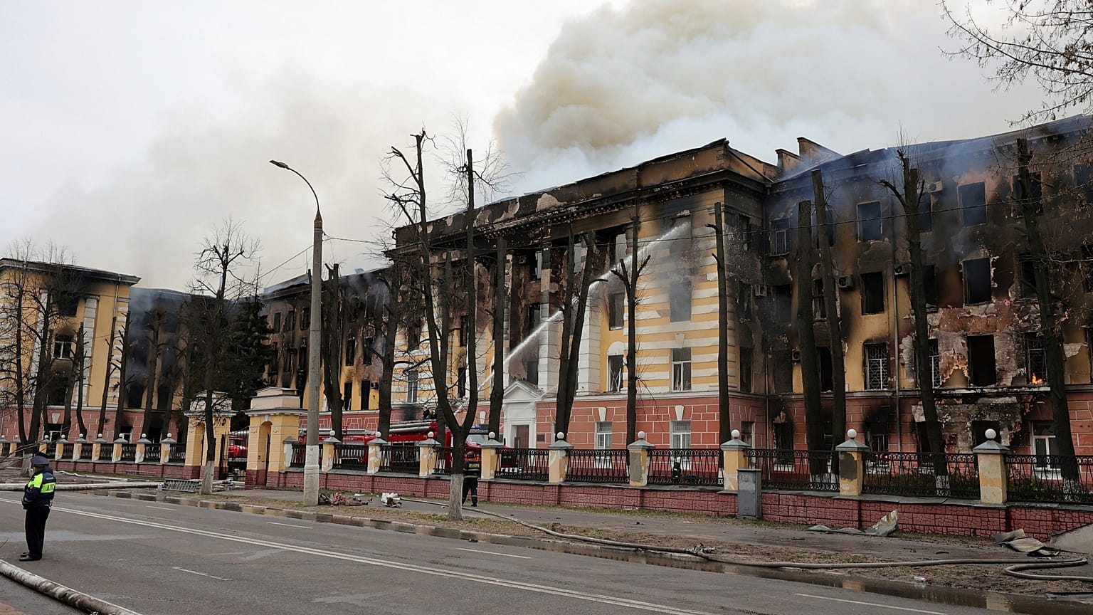 Пожарные тушат горящее здание Центрального научно-исследовательского института Воздушно-космических сил в Твери, 21 апреля 2022.