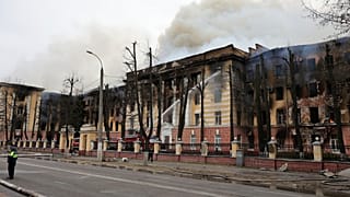 Пожарные тушат горящее здание Центрального научно-исследовательского института Воздушно-космических сил в Твери, 21 апреля 2022.