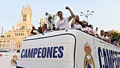 Real Madrid ließ sich feiern mit einer Sigertour im Cabrio-Bus.