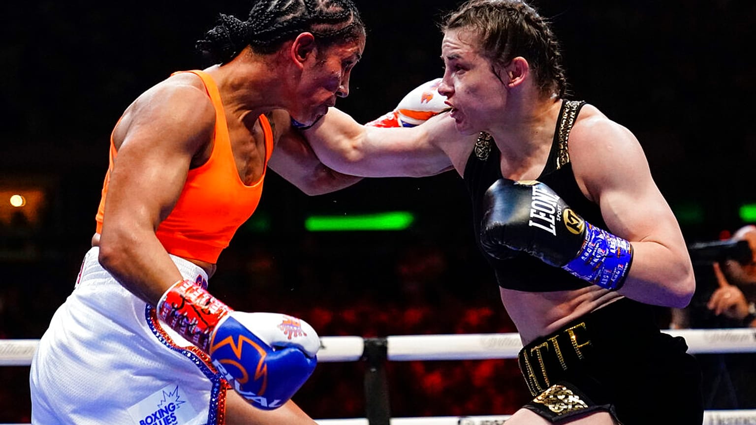 L'Irlandaise Katie Taylor, à droite, et Amanda Serrano pendant le troisième round, le samedi 30 avril 2022, à New York.