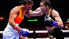 L'Irlandaise Katie Taylor, à droite, et Amanda Serrano pendant le troisième round, le samedi 30 avril 2022, à New York.
