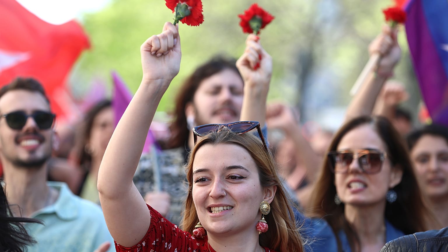 Manifestantes protestam durante um desfile de comemoração do 1º de maio, Dia do Trabalhador, iniciativa organizada pela CGTP-IN entre o Martim Moniz e a Alameda