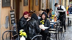 Итальянцы впервые могут выпить кофе без маски