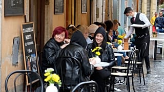 Итальянцы впервые могут выпить кофе без маски