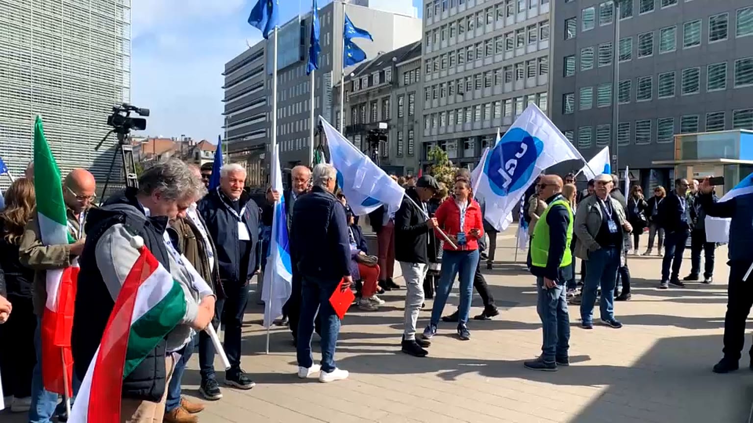 Trabajadores italianos protestan al frente de las instituciones europeas en Bruselas. 