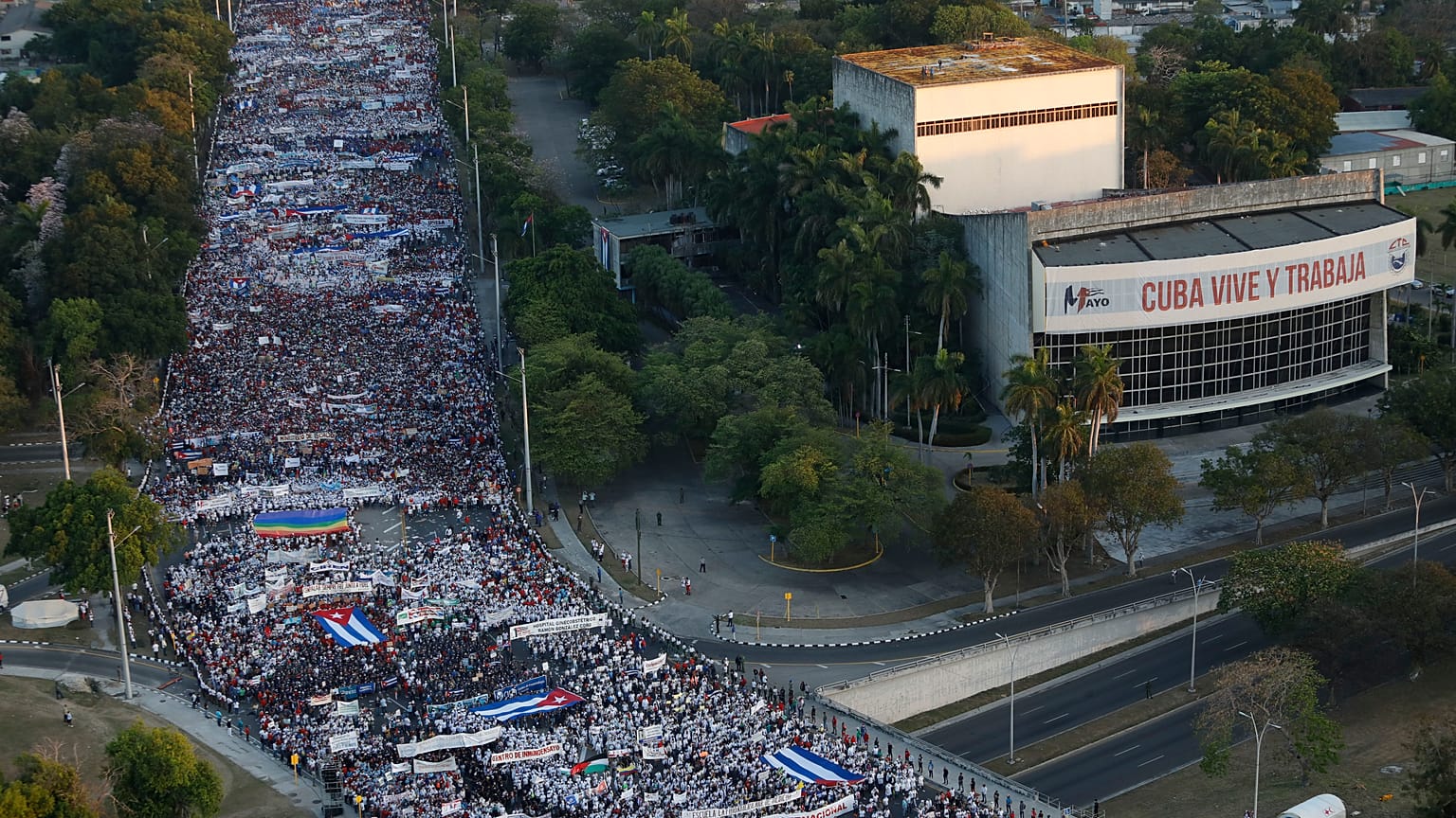 Miles de personas desfilan por una avenida durante una marcha del Primero de Mayo hacia la Plaza de la Revolución en La Habana, Cuba, el domingo 1 de mayo de 2022.