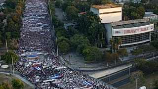 Miles de personas desfilan por una avenida durante una marcha del Primero de Mayo hacia la Plaza de la Revolución en La Habana, Cuba, el domingo 1 de mayo de 2022.