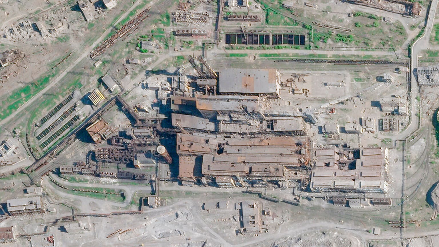 Cette image satellite de Planet Labs PBC montre les dégâts des bombardements russes sur l'aciérie Azovstal à Marioupol, en Ukraine, dimanche 1er mai 2022. 