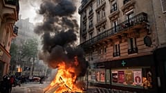 Brennende Barrikade während der Mai-Demonstrationen in Paris, 01.05.2022