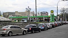 File d'attente devant une station-service près de Kyiv