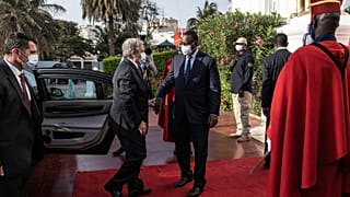 Der senegalesische Präsident Macky Sall begrüßt UN-Generalsekretär Antonio Guterres bei seiner Ankunft im Präsidentenpalast in Dakar, 01.02.2022