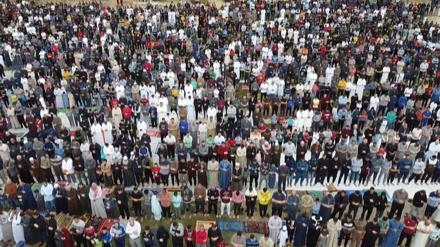 Muçulmanos festejam fim do Ramadão. -