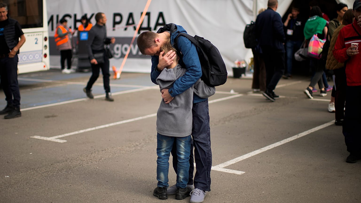 Долгожданная встреча: Андрей Федоров обнимает сына Макара в центре приема беженцев в Запорожье