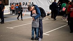 Долгожданная встреча: Андрей Федоров обнимает сына Макара в центре приема беженцев в Запорожье
