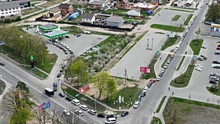 Las colas de coches se han convertido en habituales en Kiev