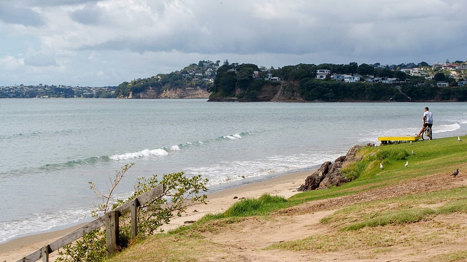 Un homme regarde le littoral après une alerte au tsunami au large d'Auckland l mars 2021
