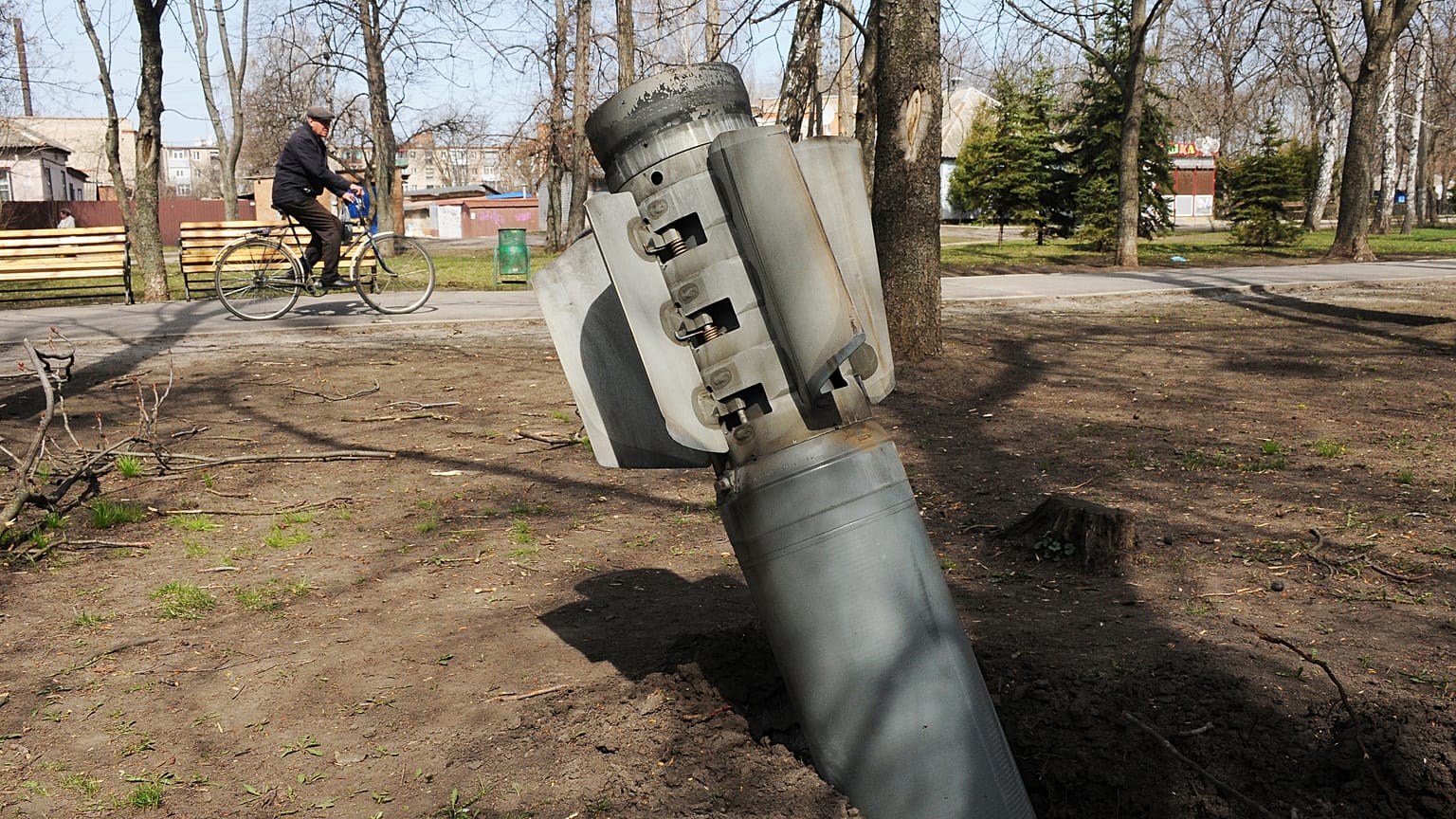 Разгонный блок ракеты, застрявший в парке города Чугуева под Харьковом. 8 апреля 2022