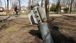 Разгонный блок ракеты, застрявший в парке города Чугуева под Харьковом. 8 апреля 2022