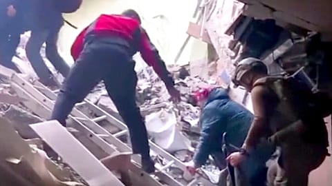 Кадр из недатированного видео, предоставленного в воскресенье, 1 мая 2022 года, полком спецназа Национальной гвардии Украины "Азов"