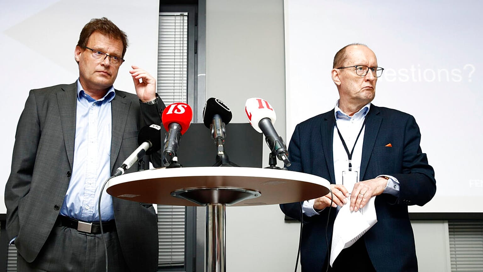A Fennovoima elnöke, Esa Harmala, és a konzorcium vezérigazgatója, Joachim Specht bejelenti a szerződésbontást 2022. május 2-án