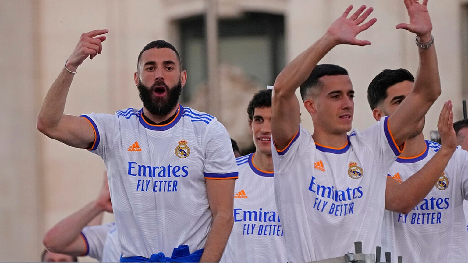 كريم بنزيمة، لاعب ريال مدريد، يشارك في الاحتفالات بعد فوز ريال مدريد بلقب الدوري الإسباني على منافسه إسبانيول في مدريد، إسبانيا، السبت 30 أبريل  2022
