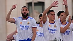 كريم بنزيمة، لاعب ريال مدريد، يشارك في الاحتفالات بعد فوز ريال مدريد بلقب الدوري الإسباني على منافسه إسبانيول في مدريد، إسبانيا، السبت 30 أبريل  2022