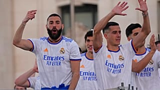 كريم بنزيمة، لاعب ريال مدريد، يشارك في الاحتفالات بعد فوز ريال مدريد بلقب الدوري الإسباني على منافسه إسبانيول في مدريد، إسبانيا، السبت 30 أبريل 2022