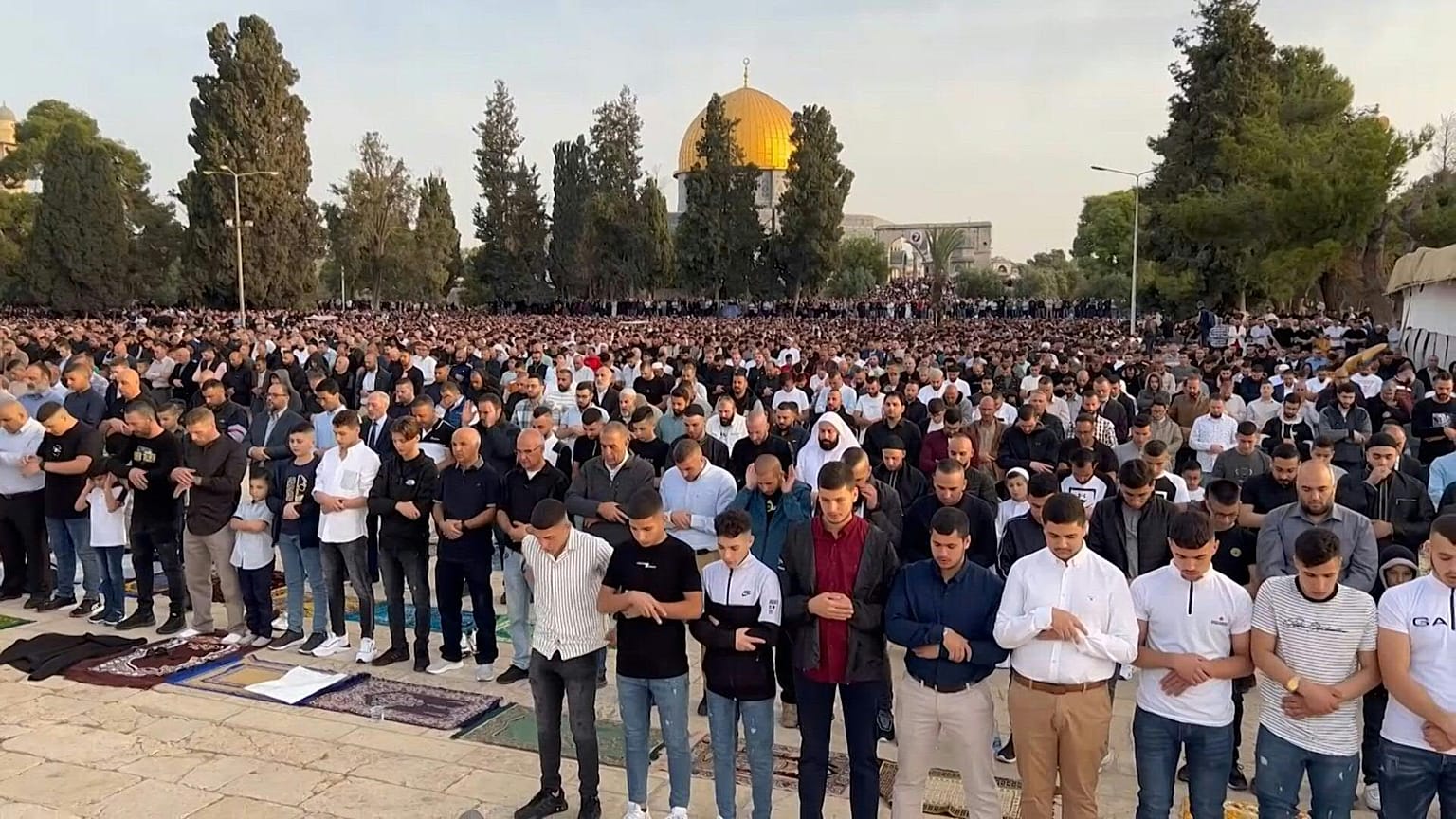 عشرات الآلاف من المسلمين يحيون صلاة عيد الفطر في أول أيامه في المسجد الأقصى بالقدس