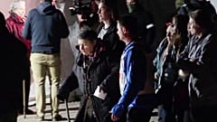 Eine Frau wird durch die Trümmer des Stahlwerks in Mariupol geführt