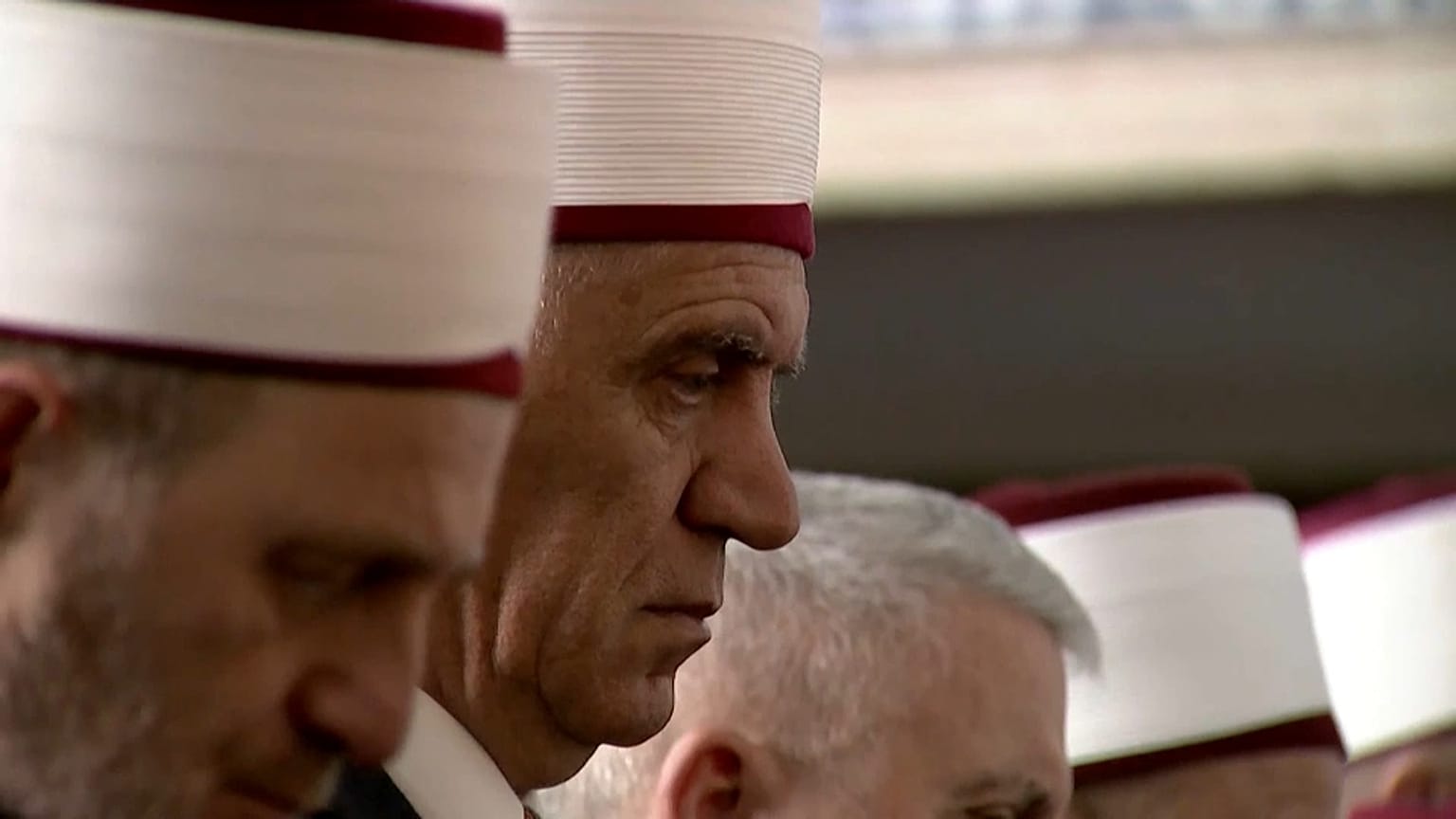 Un asistente al Edir al-Fitr durante un rezo en Pristina, Kosovo. 