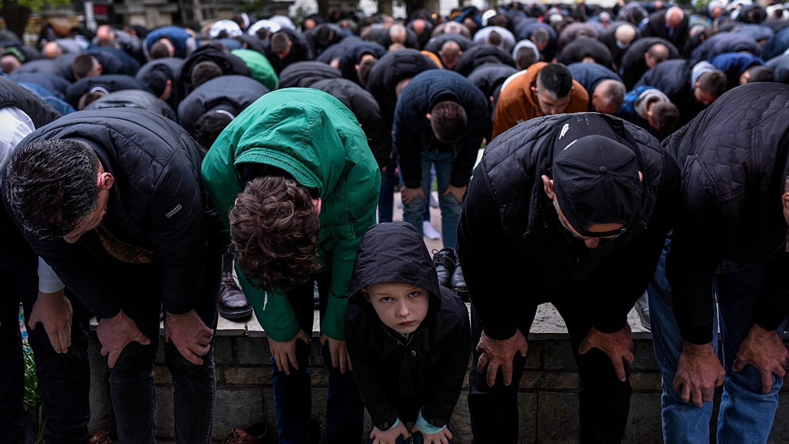 Muslimische Gläubige verrichten in der Großen Moschee in Pristina das Eid al-Fitr-Gebet, das das Ende des heiligen Monats Ramadan markiert.