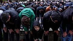 Muslimische Gläubige verrichten in der Großen Moschee in Pristina das Eid al-Fitr-Gebet, das das Ende des heiligen Monats Ramadan markiert.