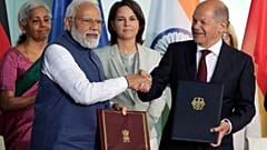German Chancellor Olaf Scholz (R) and Indian Prime Minister Narendra Modi (L) after a contract signing ceremony at the chancellery in Berlin, May 2, 2022.