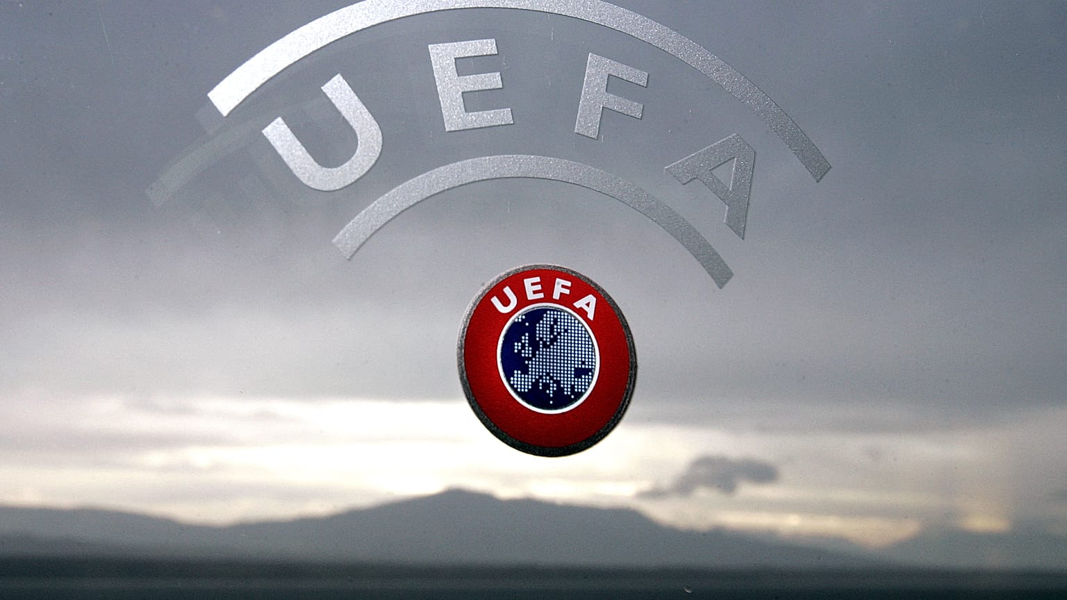 UEFA zeigt Russland die Rote Karte