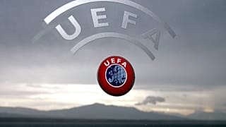 Логотип УЕФА на фоне Женевского озера и Альп