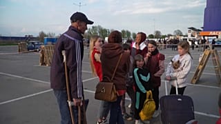 Un primer grupo de personas atrapadas desde hace semanas en los sótanos de la planta siderúrgica Azovstal de Mariupol, ha conseguido salir