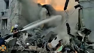Pompieri spengono le fiamme a Odessa