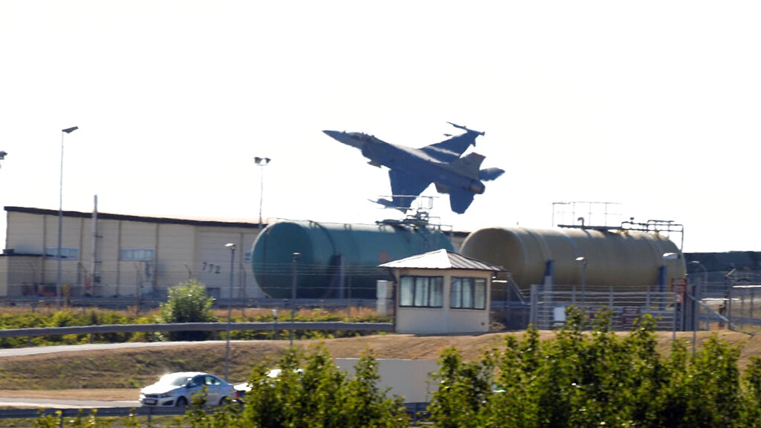 Απογείωση μαχητικού F-16 από βάση στη Γερμανία