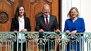 Bundeskanzler Olaf Scholz und die finnische Ministerpräsidentin Sanna Marin (links), die schwedische Ministerpräsidentin Magdalena Andersson (rechts)