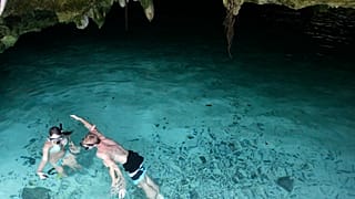 En esta fotografía del 4 de enero de 2013, una pareja toma una foto mientras nada en el Gran Cenote, una cueva de agua cerca de Tulum, México.