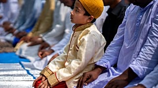 Des musulmans prient pendant l'Aïd el-Fitr à Guwahati, au Nord-Est de l'Inde