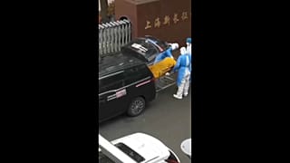 مردهای که در حال انتقال از یک خانه سالمندان در شانگهای بود، زنده شد