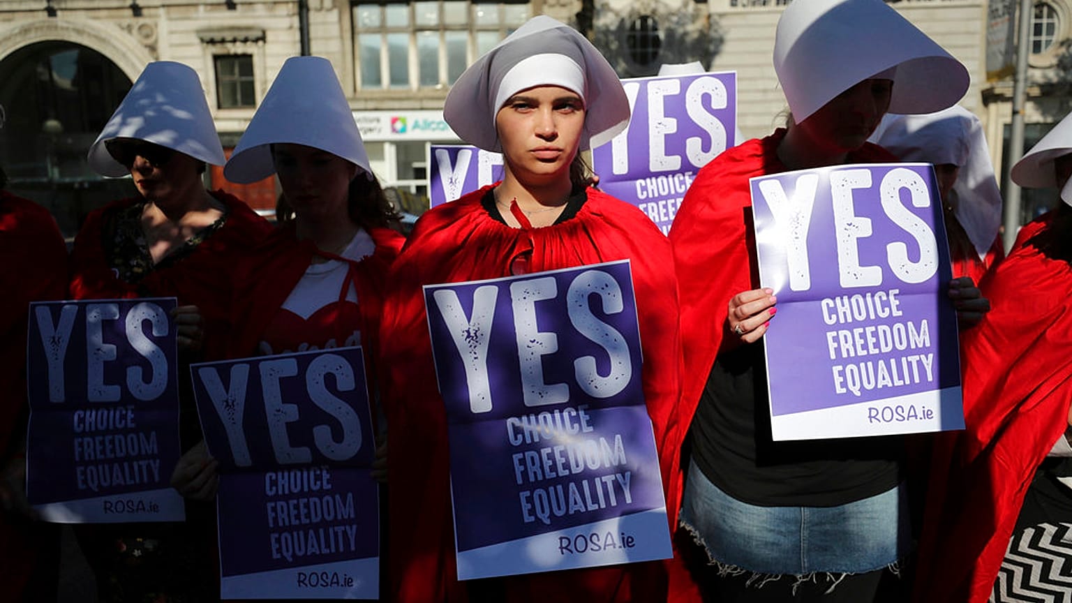 Des bénévoles de Reproductive rights, against Oppression, Sexism & Austerity (ROSA) déguisés en personnages de 'The Handmaid's Tale', manifestent à Dublin (mai 2018).