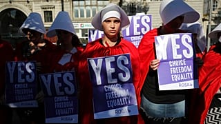 Des bénévoles de Reproductive rights, against Oppression, Sexism & Austerity (ROSA) déguisés en personnages de 'The Handmaid's Tale', manifestent à Dublin (mai 2018).