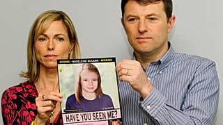Kate e Gerry McCann posavam em 2012 com um cartaz com uma imagem gerada por computador em que é recriada com mais idade a sua filha Madeleine