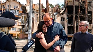 Der CDU-Vorsitzende Friedrich Merz umarmt Halyna Yanchenko, Mitglied der Partei "Diener des Volkes", in Irpin, Ukraine, 3. Mai 2022